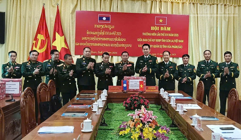Bộ Chỉ huy Quân sự tỉnh Huaphanh và Ban Chỉ huy Bộ đội Biên phòng tỉnh Sơn La chúc mừng buổi hội đàm thành công tốt đẹp. ndo_tr_3.jpg