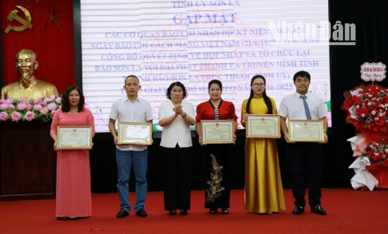 Đồng chí Tráng Thị Xuân, Ủy viên Ban Thường vụ Tỉnh ủy, Phó Chủ tịch thường trực Ủy ban nhân dân tỉnh Sơn La trao Bằng khen cho các nhóm tác giả và tác giả đạt giải. 6-4268.jpg