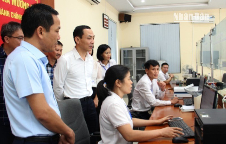 Trưởng Ban Tổ chức Tỉnh ủy Sơn La kiểm tra công tác chuẩn bị vận hành chính quyền địa phương 2 cấp ở huyện Mường La. (Ảnh: MINH THU) 4-2037.jpg
