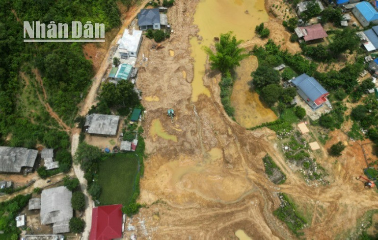 Ngay giữa bản Lứa, thời điểm chúng tôi vào vẫn có 2 chiếc máy xúc đang hoạt động đào đất. 15-857.jpg
