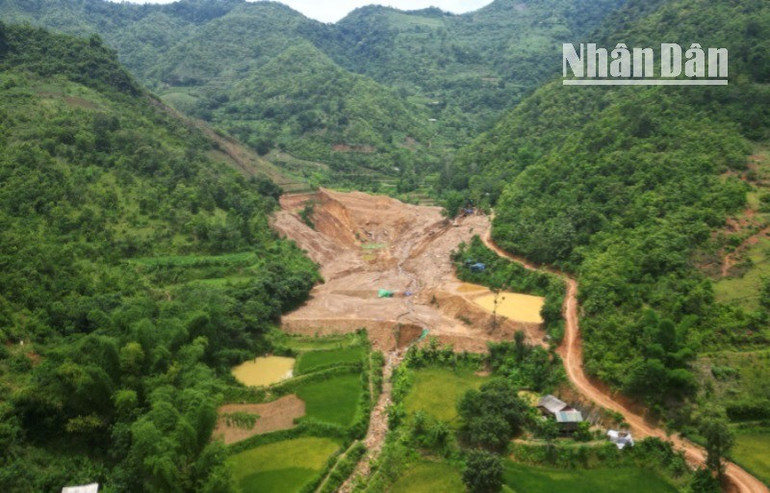 Những khu vực đào xới để khai thác vàng cũng nằm ngay sát rừng và khu vực người dân trồng lúa nước. 14-8438.jpg