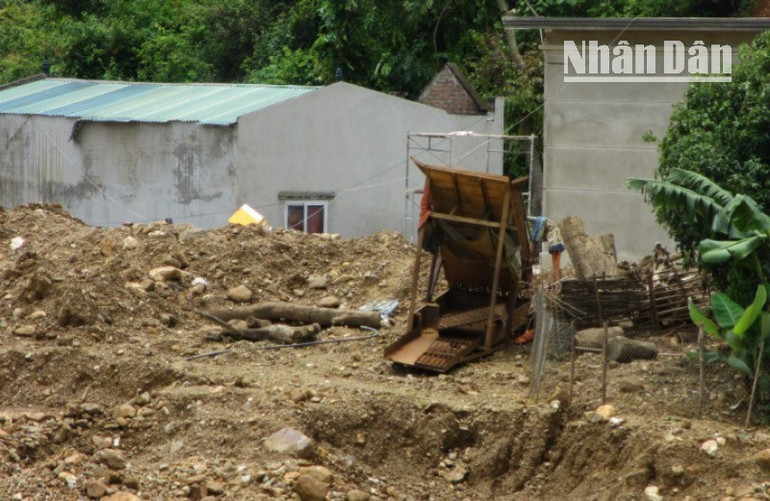 Một trong những chiếc sàng dùng tại khu vực giữa bản Lứa với những đống đất, đá ngay sát nhà người dân. 12-8939.jpg