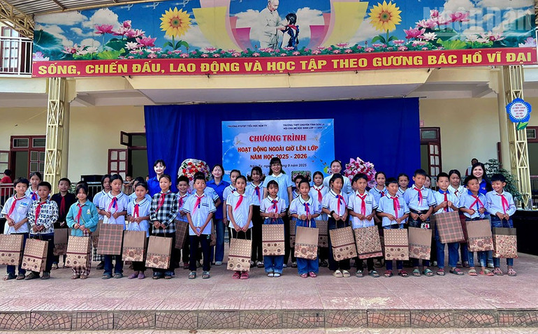Chương trình đã tặng quà cùng sách vở, bút... cho các em học sinh. ndo_tr_5.jpg