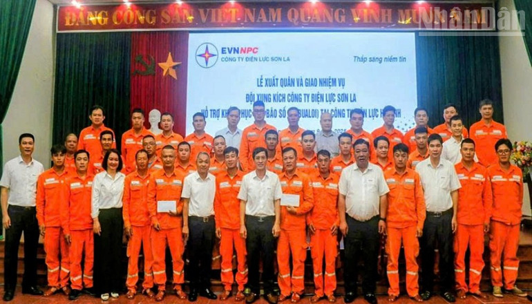 មន្ត្រី និងនិយោជិតចំនួន ៦៤នាក់ នៃក្រុមហ៊ុនថាមពល Son La បានចូលរួមជួយខេត្ត Ha Tinh ដើម្បីជំនះបញ្ហាអគ្គិសនីដែលបណ្តាលមកពីព្យុះលេខ ១០។ ndo_tr_4.jpg