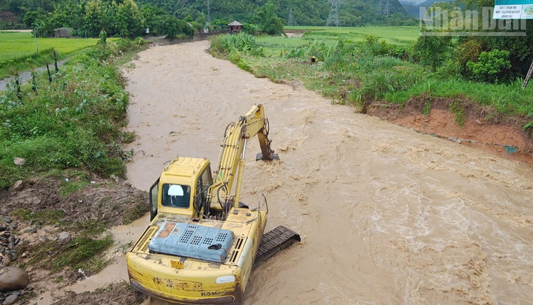 Tỉnh Sơn La đã huy động máy móc, phương tiện khơi thông dòng chảy tại các khu vực bị ảnh hưởng bởi mưa lũ. (Ảnh: HOÀNG LONG) ndo_tr_7.jpg