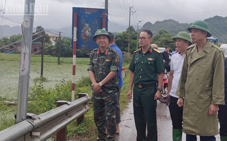 Đồng chí Nguyễn Thành Công, Phó Chủ tịch Ủy ban nhân dân tỉnh Sơn La kiểm tra công tác ứng phó với bão số 10 tại xã Phù Yên. (Ảnh: HOÀNG LONG) ndo_tl_5.jpg
