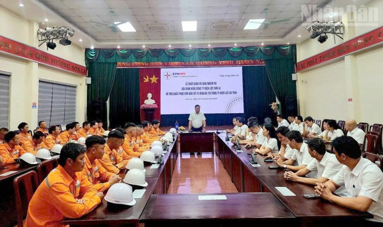 ក្រុមប្រឹក្សាភិបាល និងសហជីពនៃក្រុមហ៊ុន សឺន ឡា ផៅវ័រ បានជួបប្រជុំ និងប្រគល់ភារកិច្ចដល់ក្រុមឆក់ ដើម្បីគាំទ្រក្រុមហ៊ុន ហាទិន ផៅវ័រ។ ndo_tr_2-4952.jpg
