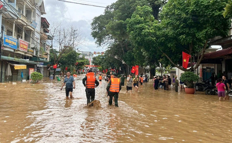 Nước lũ dâng cao ngập cả lên khu trung tâm của xã Sông Mã. 14.jpg