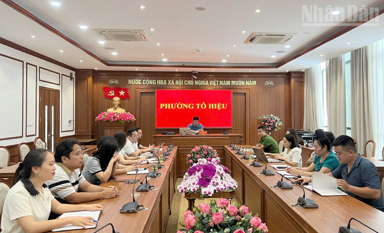 ต.โตเฮี๊ยว จัดประชุมหารือแผนส่งมอบของขวัญให้ประชาชนในหมู่บ้านและหมู่บ้าน เนื่องในโอกาสครบรอบ 80 ปี การปฏิวัติเดือนสิงหาคมและวันชาติ วันที่ 2 กันยายน (ภาพ: ฟองถวี) ndo_tr_2.jpg