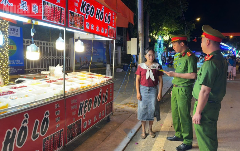 सोन ला पुलिस ने 2 सितम्बर को राष्ट्रीय दिवस की 80वीं वर्षगांठ के अवसर पर सुरक्षा, व्यवस्था और यातायात सुरक्षा सुनिश्चित करने के लिए एक अभियान का आयोजन किया। ndo_tl_7-7235.jpg