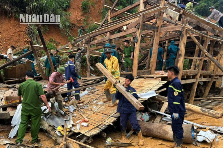 In Chieng Mai commune, officers and soldiers of the commune police, fire prevention, fire fighting and rescue forces, and local authorities supported the relocation of assets for affected families. 3-1-649.jpg
