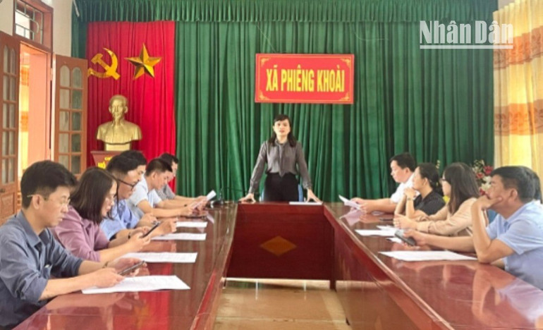 Đồng chí Chủ nhiệm Ủy ban Kiểm tra Tỉnh ủy Sơn La kiểm tra việc chuẩn bị vận hành mô hình chính quyền địa phương 2 cấp tại xã Phiêng Khoài, huyện Yên Châu. (Ảnh: HÀ HUYỀN) 9-5076.jpg