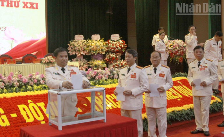 Các đại biểu tham gia bỏ phiếu bầu Ban Chấp hành Đảng bộ Công an tỉnh Sơn La khóa XXI. ndo_tr_4.jpg