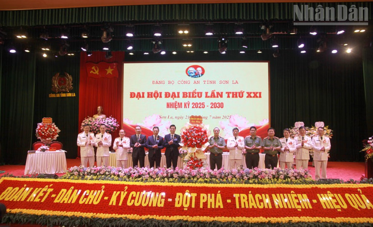 Lãnh đạo Bộ Công an, Tỉnh ủy và Ủy ban nhân dân tỉnh Sơn La tặng hoa chúc mừng Đại hội đại biểu Đảng bộ Công an tỉnh Sơn La. ndo_tr_7.jpg