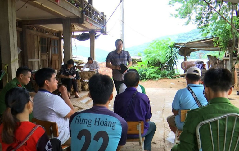 Đoàn công tác xã Bắc Yên kiểm tra việc phòng, chống bão lũ tại bản Ngậm. (Ảnh: THANH HƯƠNG) ndo_tr_z6830129478176-ee788308f8166f8489c542a347b3036e.jpg
