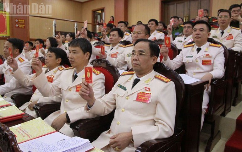 Các đại biểu tham gia biểu quyết thông qua Nghị quyết Đại hội Đảng bộ Công tỉnh Sơn La lần thứ XXI. ndo_tl_8.jpg