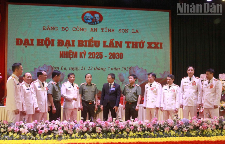 Các đại biểu trao đổi tại Đại hội đại biểu Đảng bộ Công an tỉnh Sơn La. ndo_tr_3.jpg