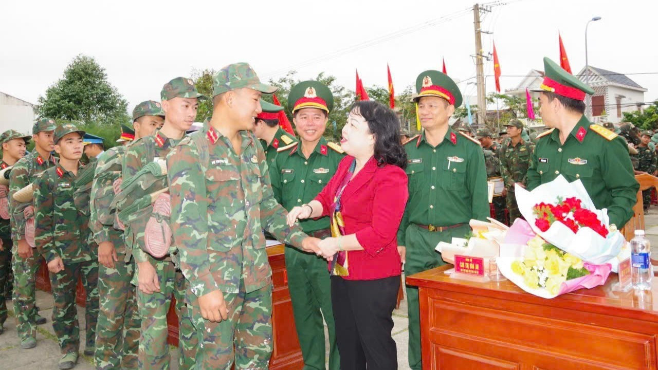 Đồng chí Cao Thị Hoài An, Phó Bí thư Thường trực Tỉnh ủy, Chủ tịch Hội đồng nhân dân tỉnh Đắk Lắk, thăm hỏi, cảm ơn và chào tạm biệt các chiến sĩ tham gia "Chiến dịch Quang Trung".