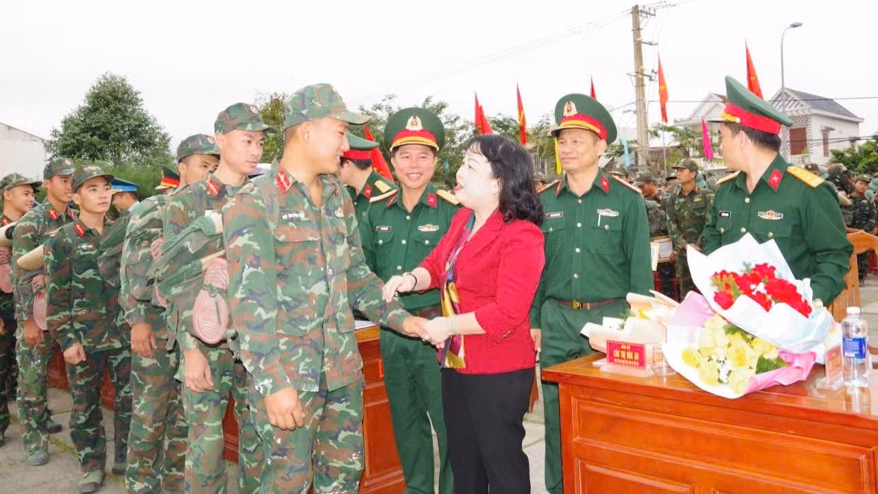 Đồng chí Cao Thị Hoài An, Phó Bí thư Thường trực Tỉnh ủy, Chủ tịch Hội đồng nhân dân tỉnh Đắk Lắk, thăm hỏi, cảm ơn và chào tạm biệt các chiến sĩ tham gia "Chiến dịch Quang Trung".