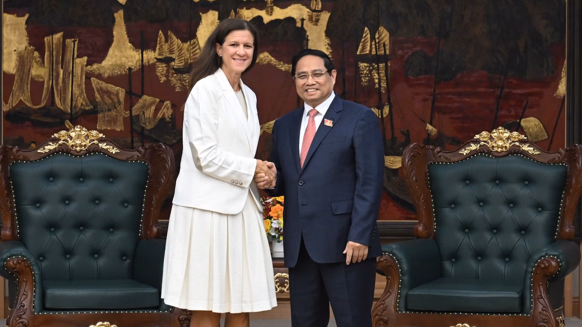 Thủ tướng Phạm Minh Chính và bà Mavi Zingoni, Giám đốc điều hành phụ trách mảng nguồn điện của Công ty GE Vernona (Hoa Kỳ). 