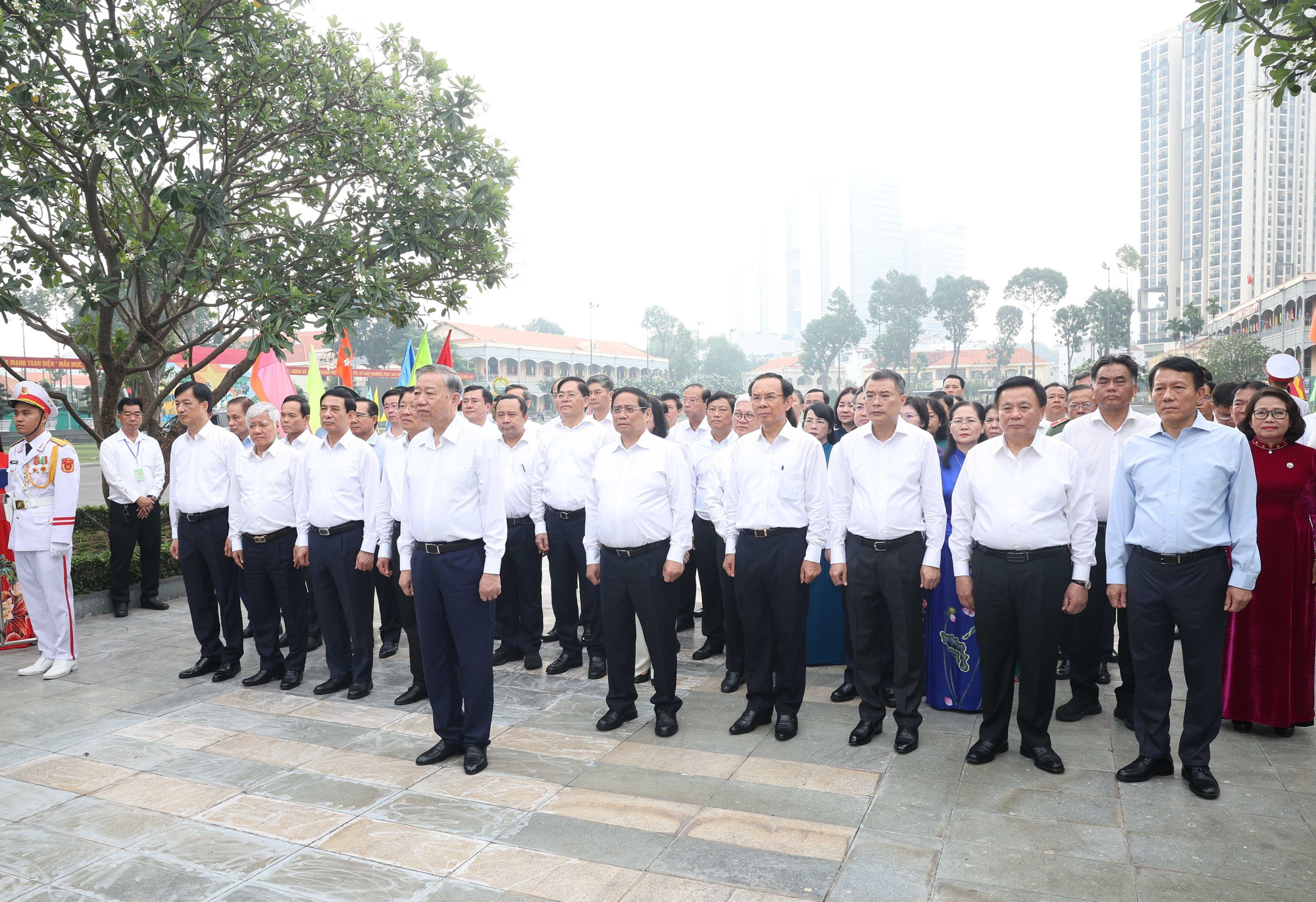 General Secretary To Lam and the delegation offered flowers and incense to commemorate President Ho Chi Minh at the President Ho Chi Minh Monument in the grounds of the Ho Chi Minh City Command. (Photo: THONG NHAT-VNA) vna-potal-tong-bi-thu-to-lam-va-doan-cong-tac-trung-uong-lam-viec-voi-ban-thuong-vu-thanh-uy-thanh-pho-ho-chi-minh-tinh-ba-ria-vung-tau-va-binh-duon-8098109.jpg