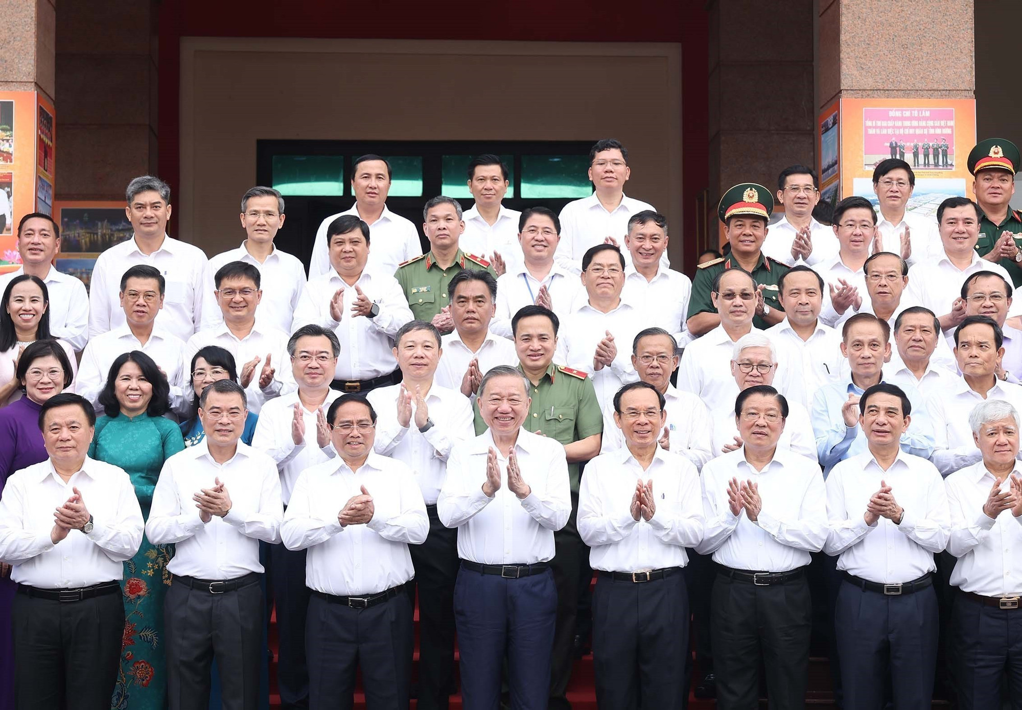 General Secretary To Lam, Prime Minister Pham Minh Chinh and the Central working delegation and delegates. (Photo: THONG NHAT-VNA) vna-potal-tong-bi-thu-to-lam-va-doan-cong-tac-trung-uong-lam-viec-voi-ban-thuong-vu-thanh-uy-thanh-pho-ho-chi-minh-tinh-ba-ria-vung-tau-va-binh-duon-8098101.jpg