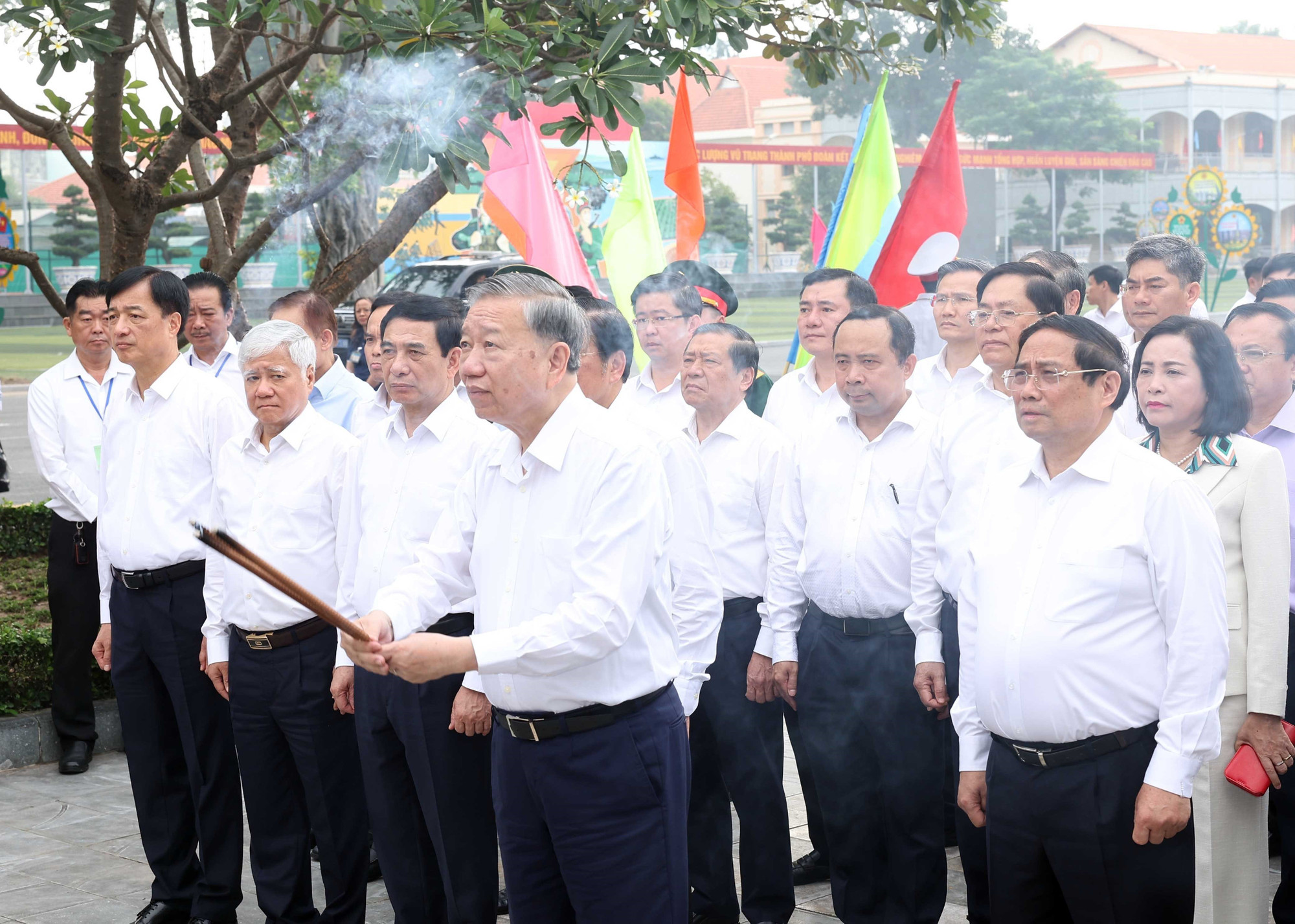 General Secretary To Lam and the delegation offered flowers and incense to commemorate President Ho Chi Minh at the President Ho Chi Minh Monument in the grounds of the Ho Chi Minh City Command. (Photo: THONG NHAT - VNA) vna-potal-tong-bi-thu-to-lam-va-doan-cong-tac-trung-uong-lam-viec-voi-ban-thuong-vu-thanh-uy-thanh-pho-ho-chi-minh-tinh-ba-ria-vung-tau-va-binh-duon-8098107.jpg