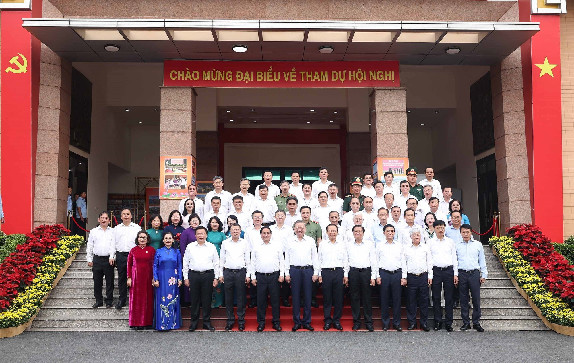 General Secretary To Lam, Prime Minister Pham Minh Chinh and the Central working delegation and delegates. (Photo: THONG NHAT-VNA) vna-potal-tong-bi-thu-to-lam-va-doan-cong-tac-trung-uong-lam-viec-voi-ban-thuong-vu-thanh-uy-thanh-pho-ho-chi-minh-tinh-ba-ria-vung-tau-va-binh-duon-8098102.jpg