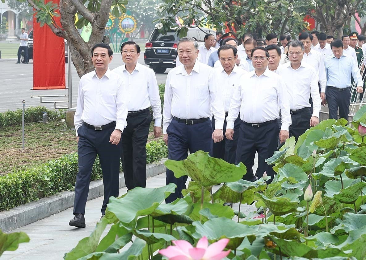 General Secretary To Lam, Prime Minister Pham Minh Chinh and the Central delegation attended the working session. (Photo: THONG NHAT - VNA) vna-potal-tong-bi-thu-to-lam-va-doan-cong-tac-trung-uong-lam-viec-voi-ban-thuong-vu-thanh-uy-thanh-pho-ho-chi-minh-tinh-ba-ria-vung-tau-va-binh-duon-8098103.jpg