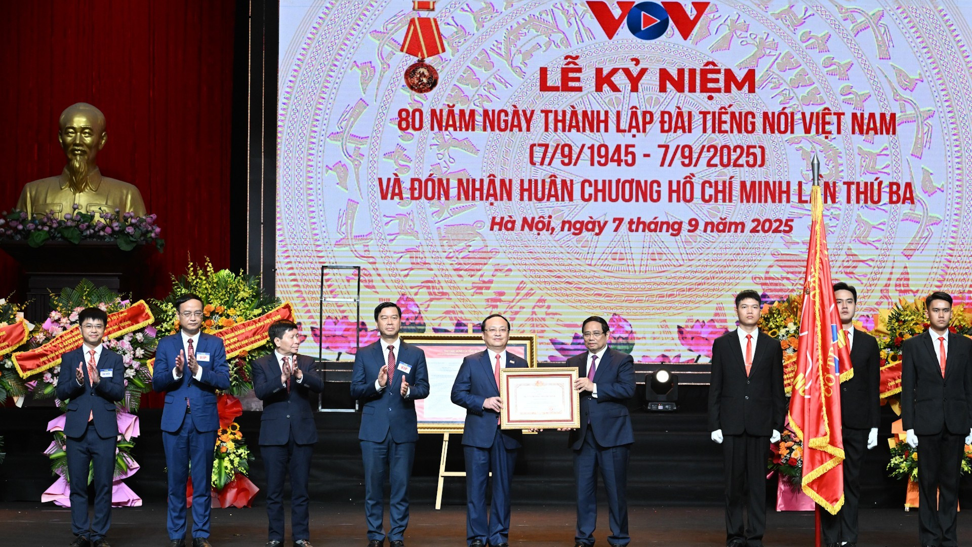 Thủ tướng Phạm Minh Chính trao Huân chương Hồ Chí Minh lần thứ ba tặng Đài Tiếng nói Việt Nam.