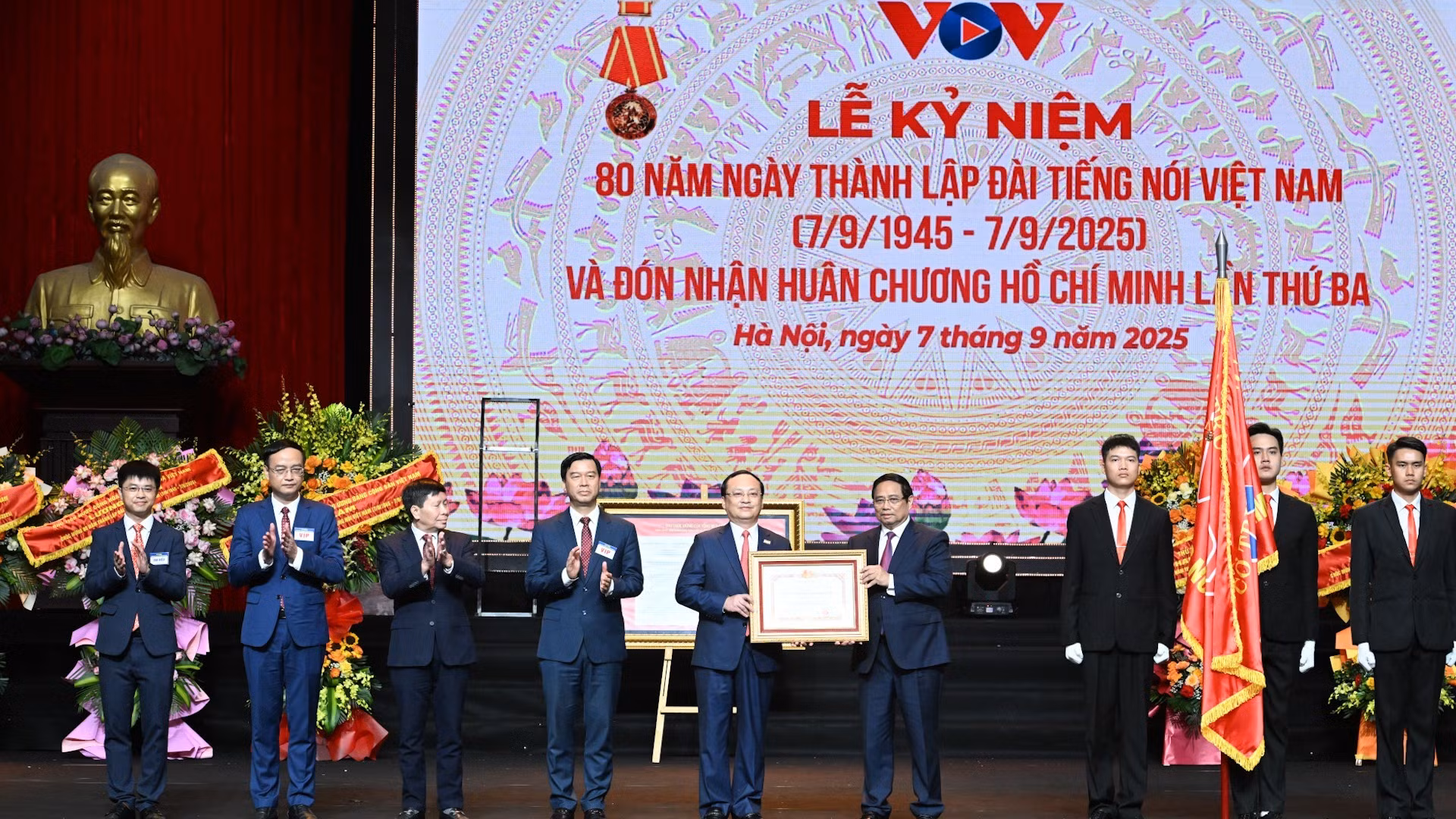 Thủ tướng Phạm Minh Chính trao Huân chương Hồ Chí Minh lần thứ ba tặng Đài Tiếng nói Việt Nam.