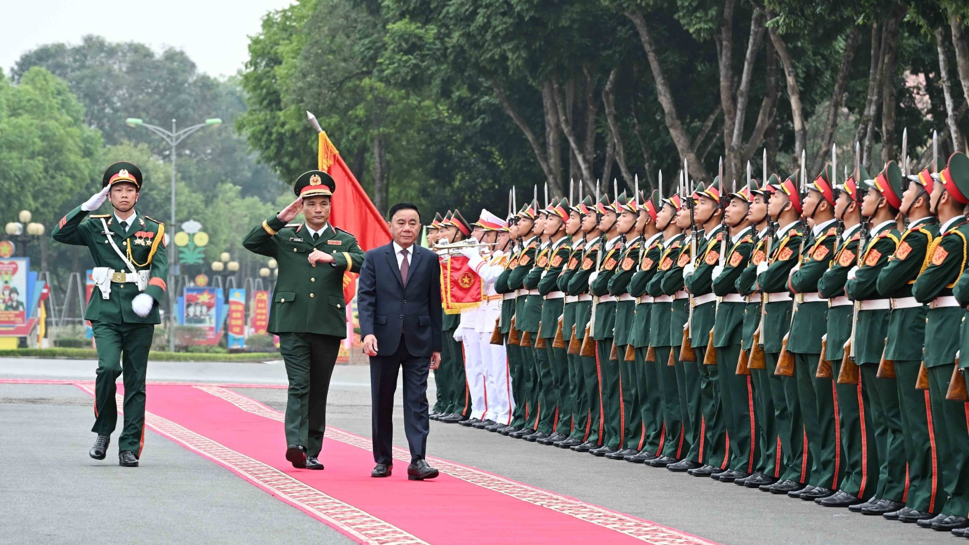 Thường trực Ban Bí thư Trần Cẩm Tú duyệt đội danh dự. (Ảnh: TTXVN)