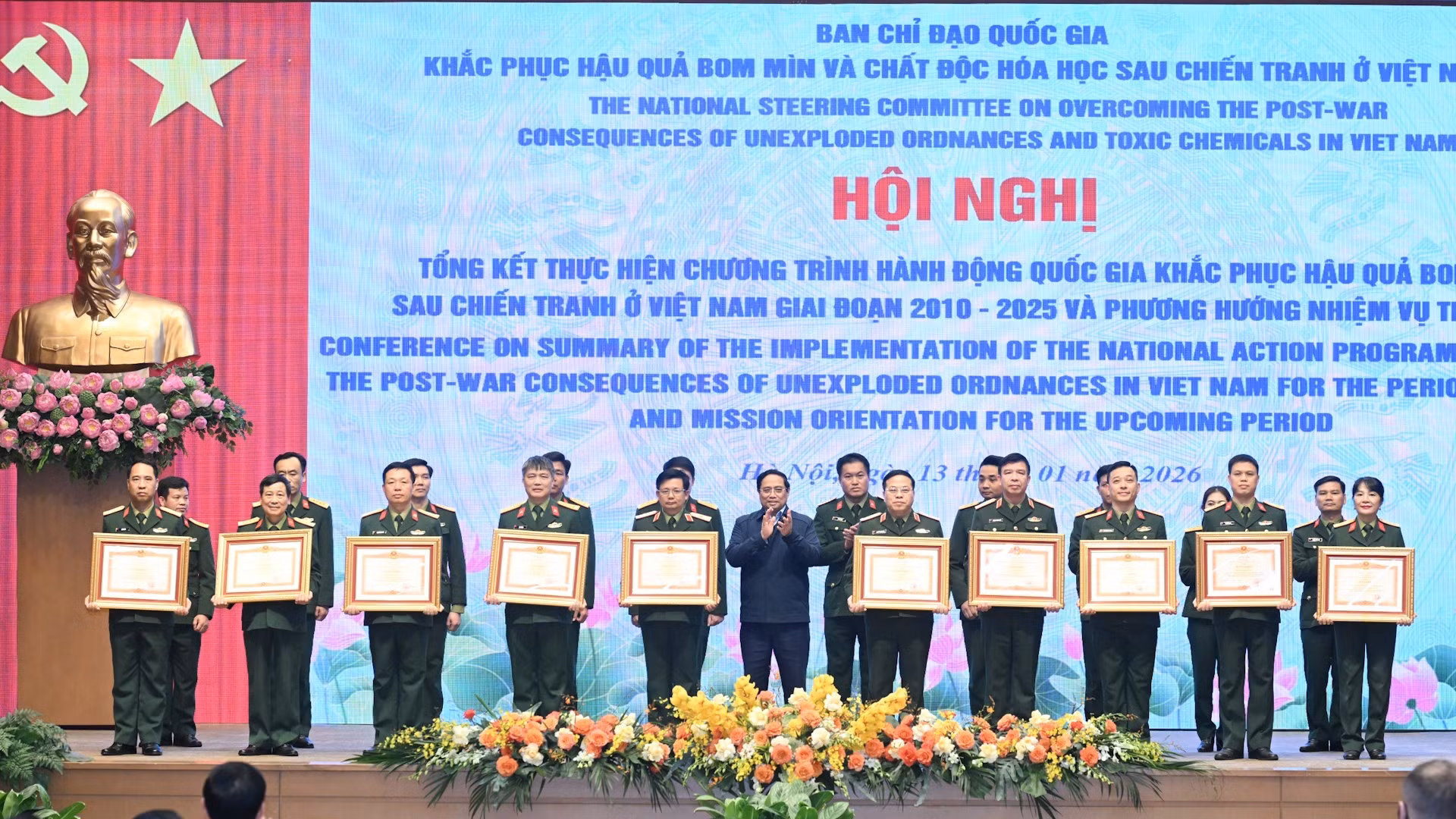 Thủ tướng Phạm Minh Chính trao bằng khen cho các tập thể, cá nhân có thành tích xuất sắc trong công tác khắc phục hậu quả bom mìn.