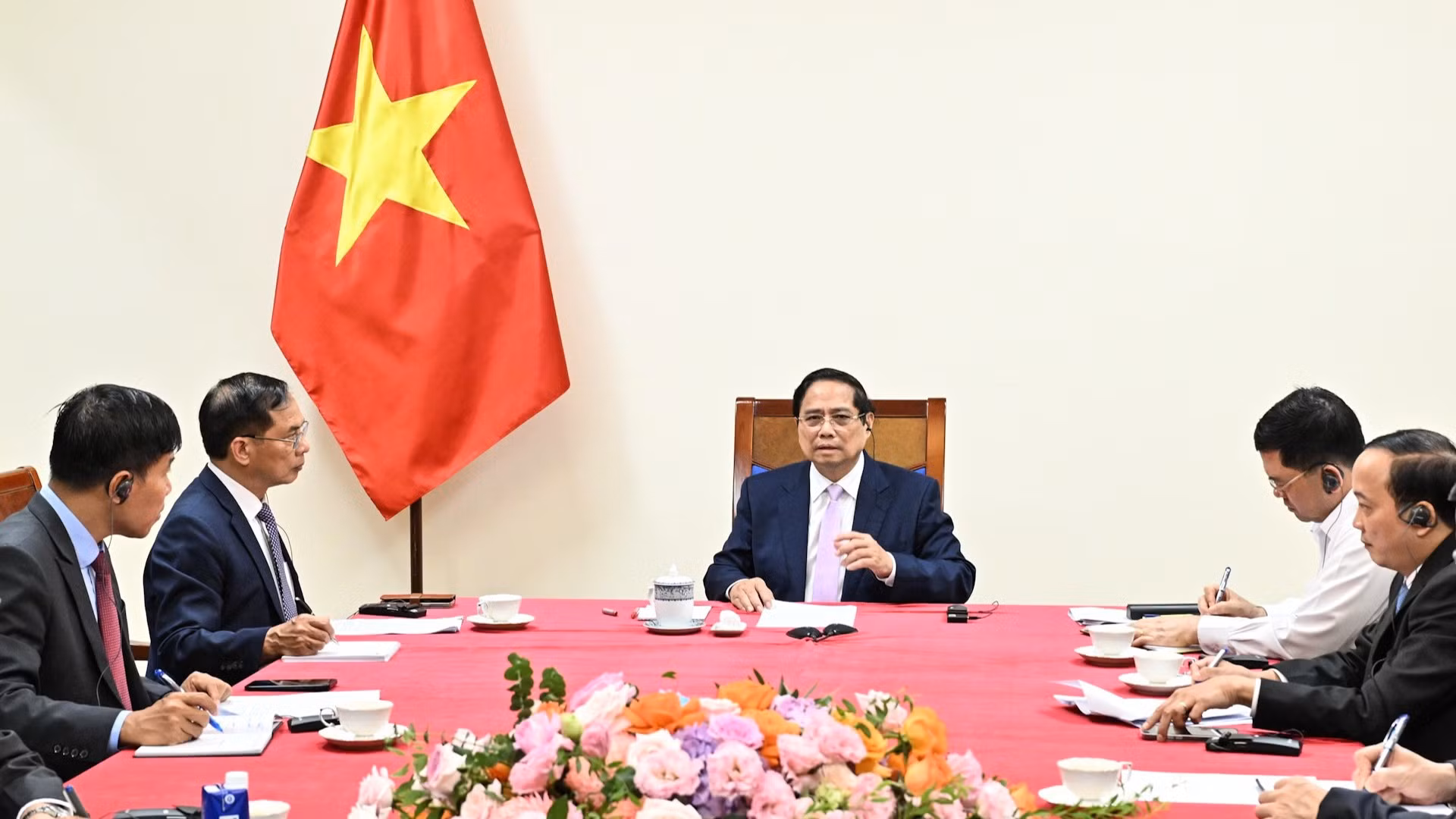 Thủ tướng Chính phủ Phạm Minh Chính điện đàm với Thủ tướng Malaysia Anwar Ibrahim. 