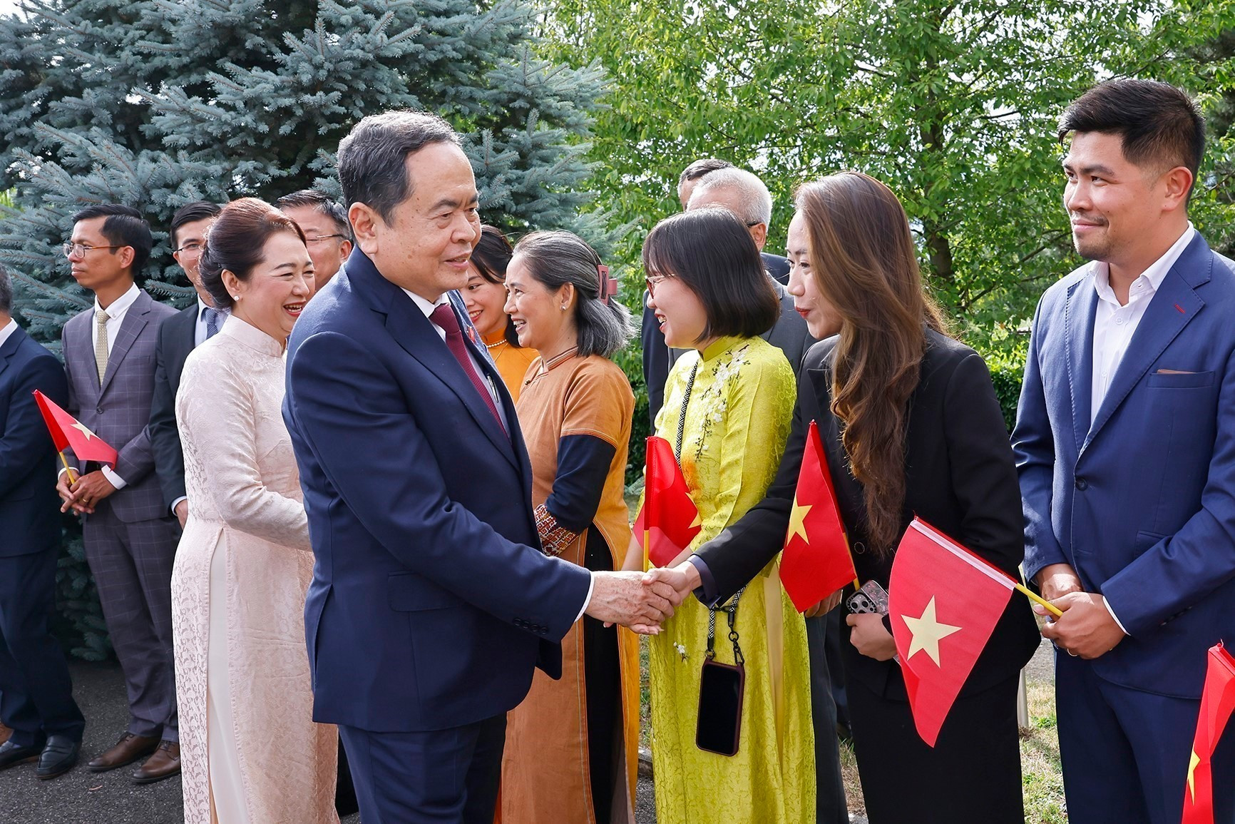 Chủ tịch Quốc hội Trần Thanh Mẫn và Phu nhân gặp gỡ cán bộ, nhân viên Phái đoàn Việt Nam tại Liên hợp quốc và các tổ chức quốc tế tại Geneva, Đại sứ quán và cộng đồng người Việt Nam tại Thụy Sĩ. (Ảnh: TTXVN) vna-potal-chu-tich-quoc-hoi-gap-go-cong-dong-nguoi-viet-nam-tai-thuy-si-8175301.jpg
