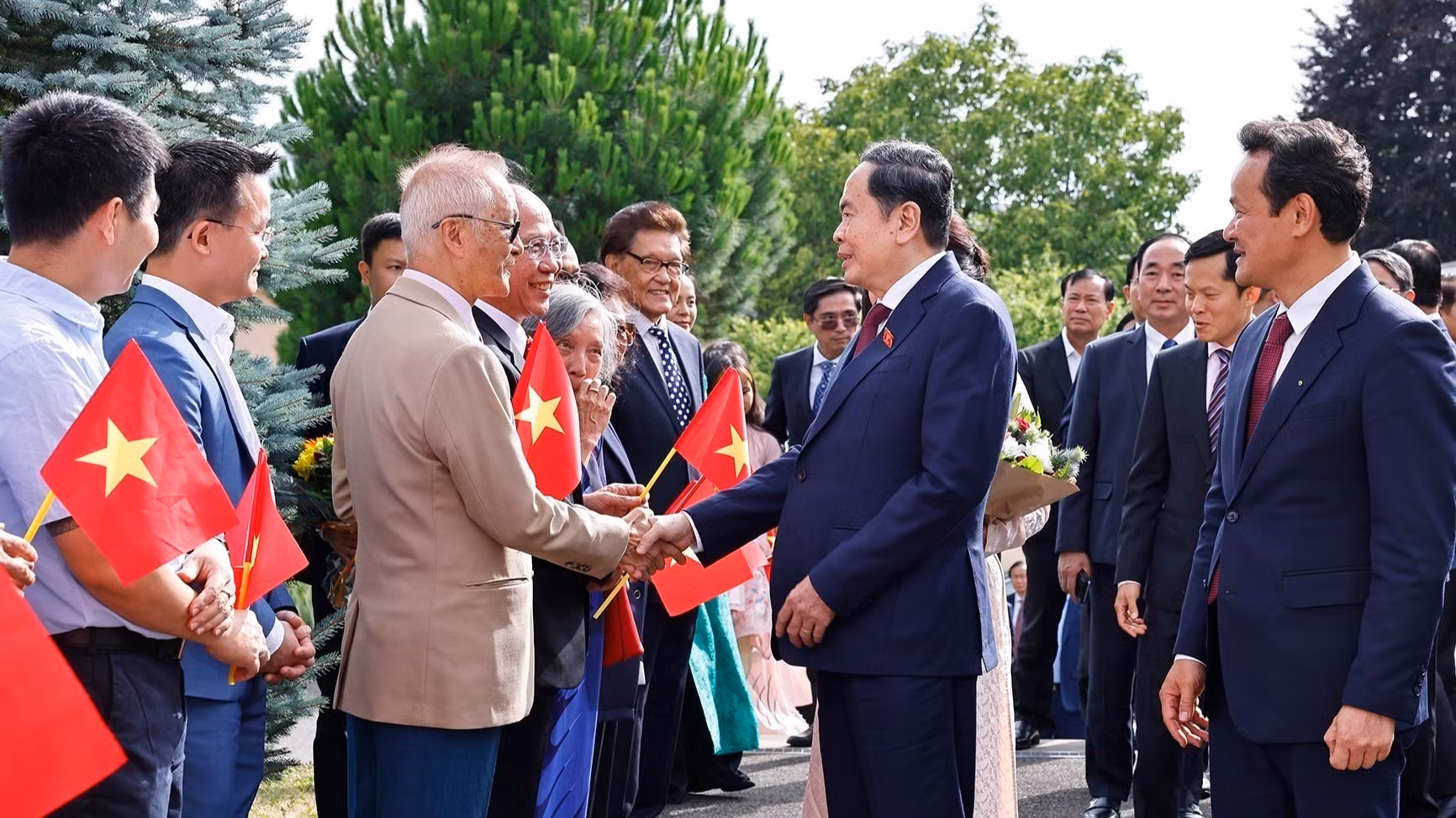 Chủ tịch Quốc hội Trần Thanh Mẫn và Phu nhân gặp gỡ cán bộ, nhân viên Phái đoàn Việt Nam tại Liên hợp quốc và các tổ chức quốc tế tại Geneva, Đại sứ quán và cộng đồng người Việt Nam tại Thụy Sĩ. (Ảnh: TTXVN)