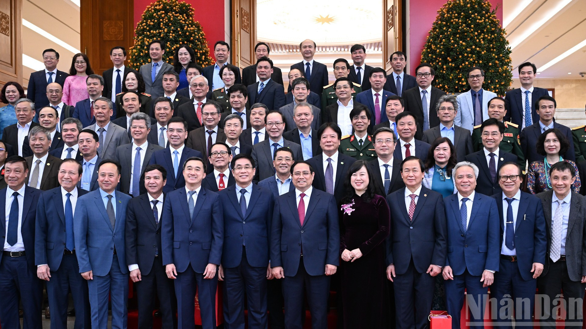 Thủ tướng Chính phủ Phạm Minh Chính chụp ảnh lưu niệm cùng đại diện các nhà khoa học tiêu biểu trong lĩnh vực y tế, Giám đốc các bệnh viện Trung ương nhân Kỷ niệm 71 năm Ngày Thầy thuốc Việt Nam (27/2).