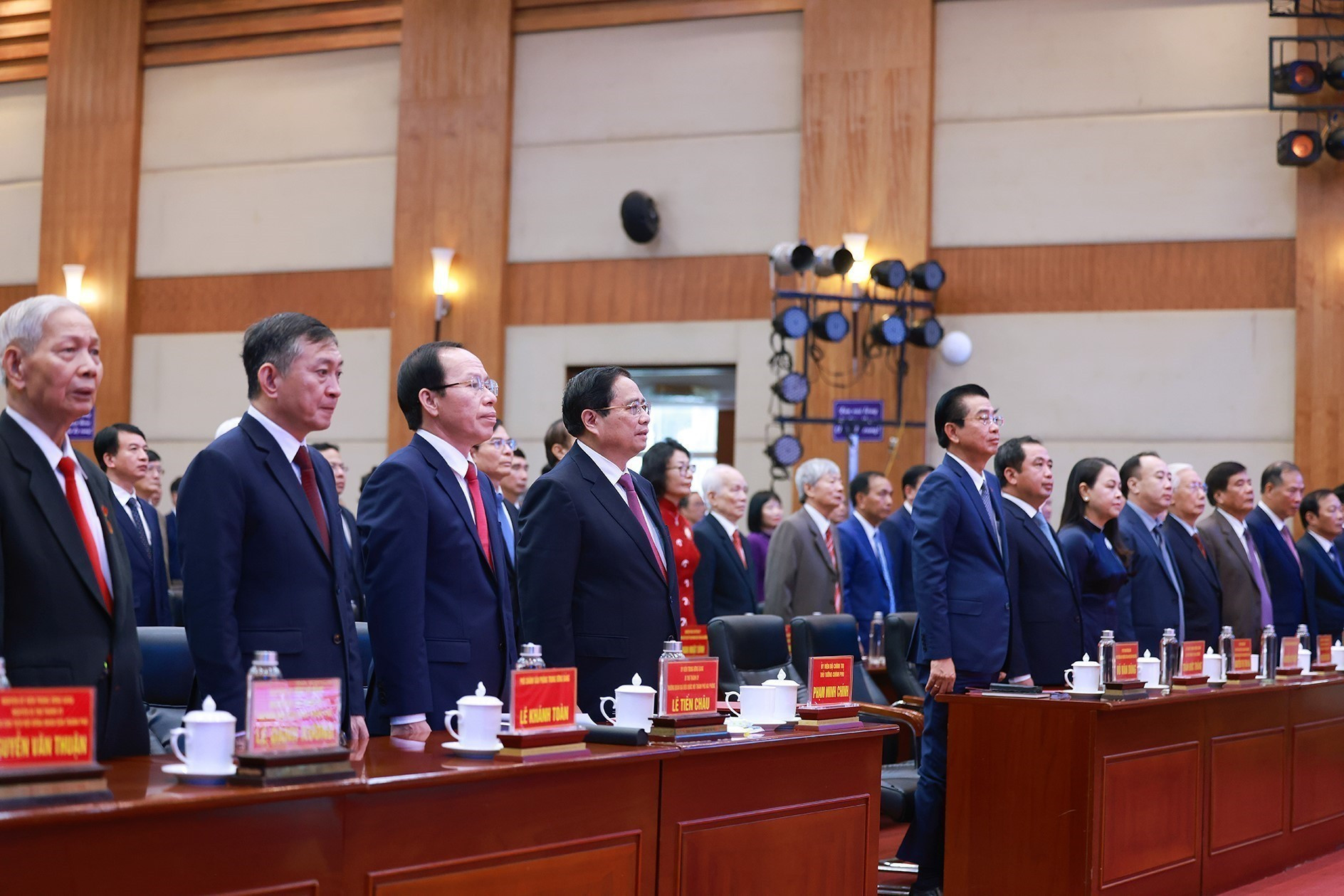 vna-potal-thu-tuong-du-le-cong-bo-cac-nghi-quyet-quyet-dinh-cua-trung-uong-ve-sap-nhap-don-vi-hanh-chinh-cho-thanh-pho-hai-phong-8121878.jpg