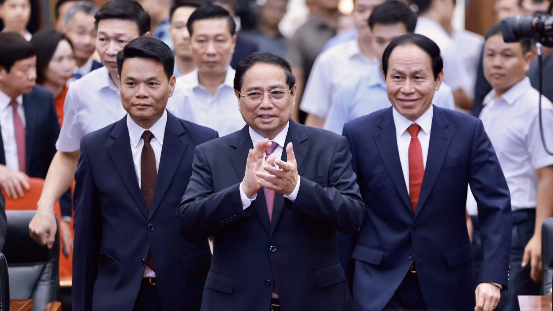 Thủ tướng Phạm Minh Chính đến dự Lễ công bố các nghị quyết, quyết định của Trung ương về sáp nhập đơn vị hành chính cho thành phố Hải Phòng. (Ảnh: TTXVN)