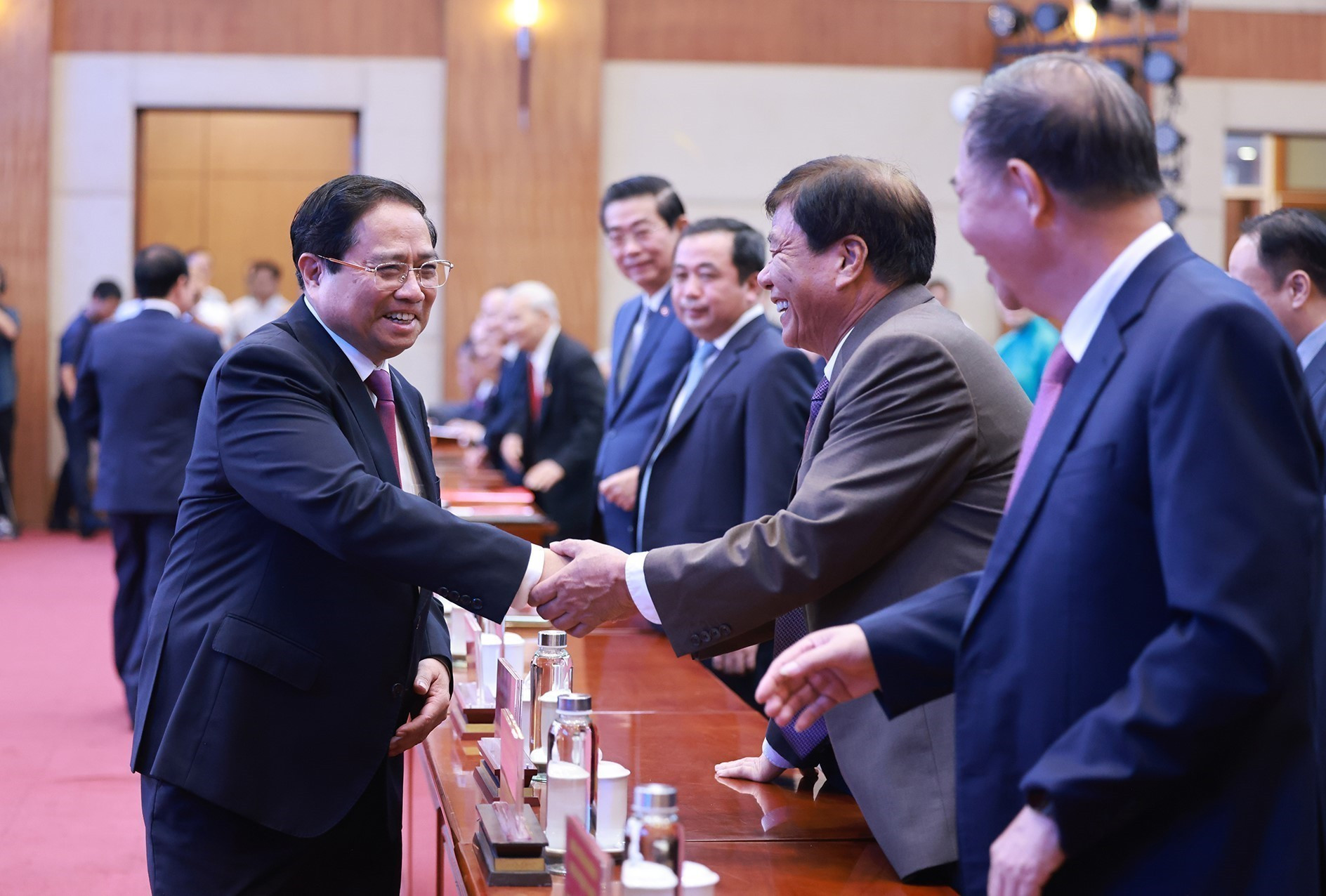 vna-potal-thu-tuong-du-le-cong-bo-cac-nghi-quyet-quyet-dinh-cua-trung-uong-ve-sap-nhap-don-vi-hanh-chinh-cho-thanh-pho-hai-phong-8121864.jpg
