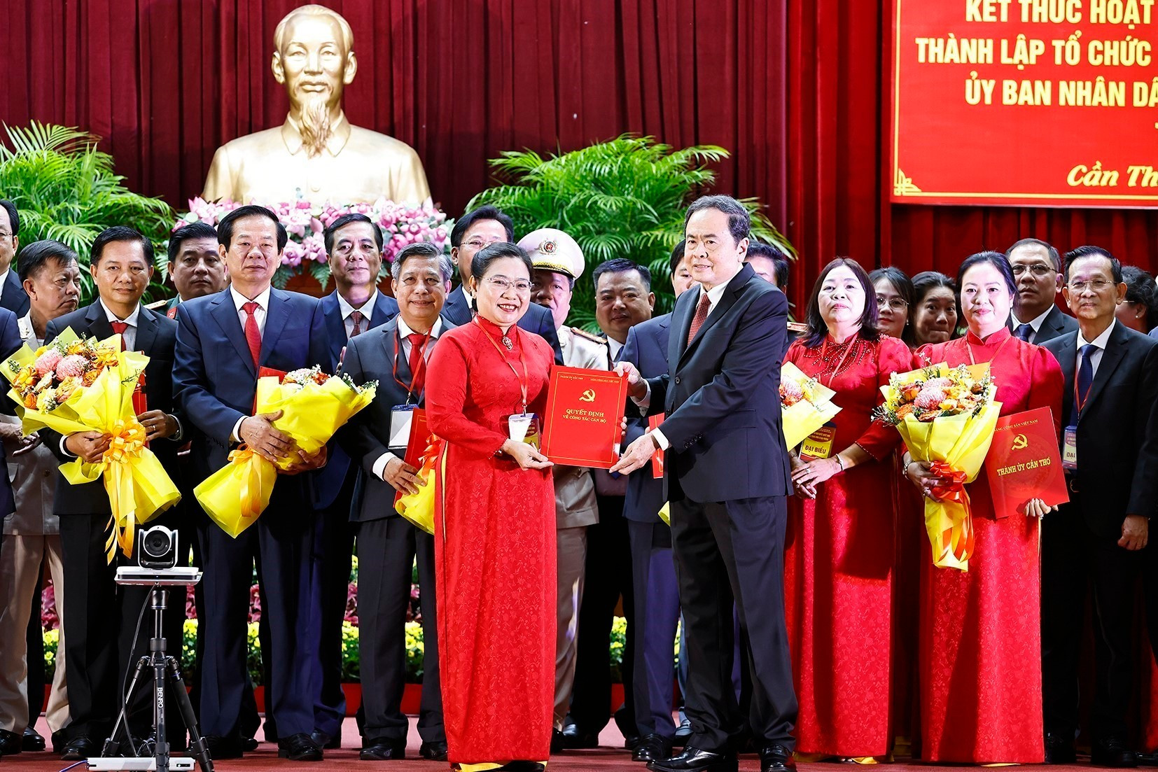 Chủ tịch Quốc hội Trần Thanh Mẫn trao Quyết định của Ủy ban Trung ương Mặt trận Tổ quốc Việt Nam về thành lập Ủy ban Mặt trận Tổ quốc Việt Nam thành phố Cần Thơ. (Ảnh: TTXVN) vna-potal-chu-tich-quoc-hoi-du-le-cong-bo-cac-nghi-quyet-quyet-dinh-sap-nhap-don-vi-hanh-chinh-cap-tinh-tai-thanh-pho-can-tho-8122044.jpg