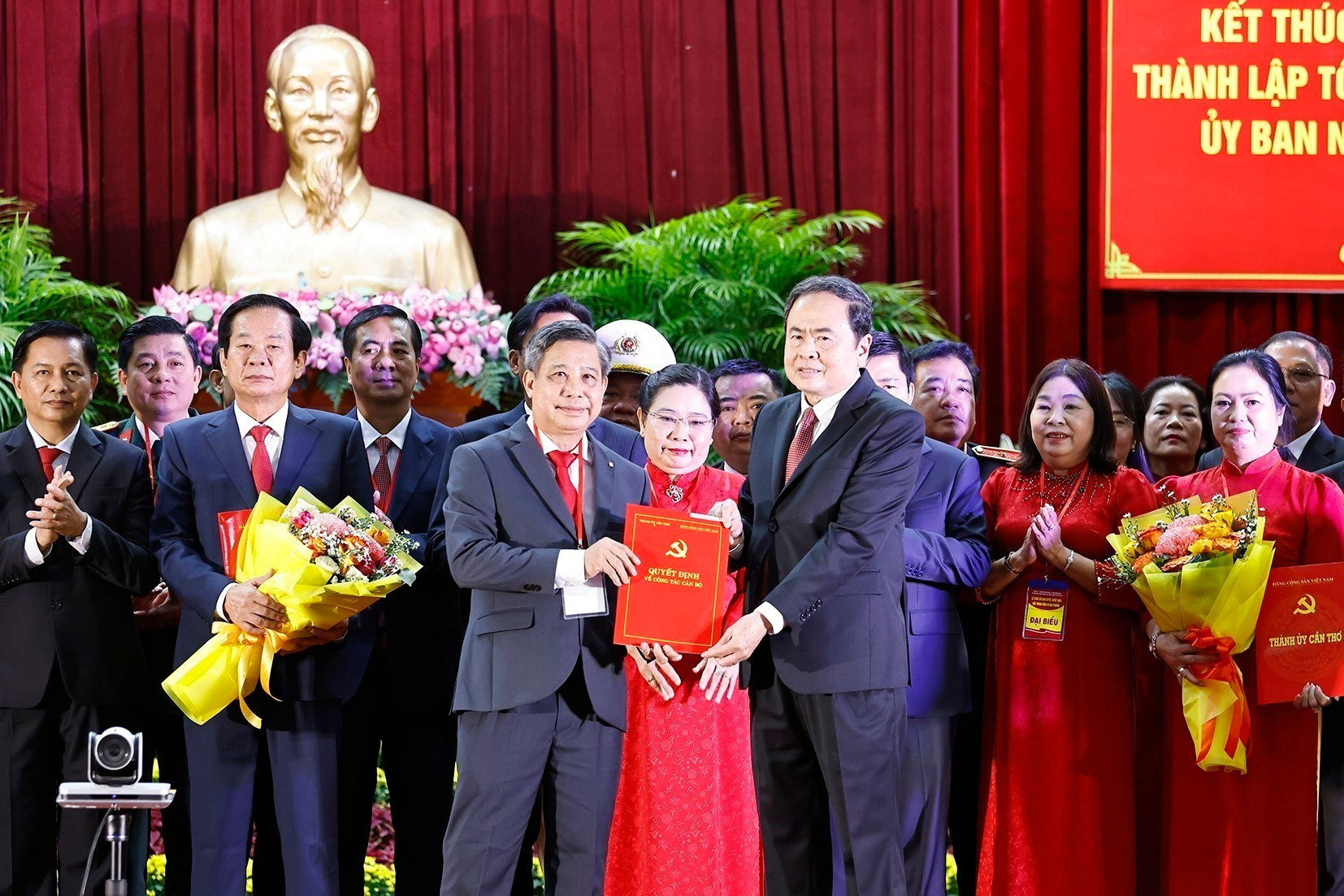 Chủ tịch Quốc hội Trần Thanh Mẫn trao Quyết định của Ban Bí thư chỉ định Ủy ban Kiểm tra Thành ủy, Chủ nhiệm, Phó Chủ nhiệm Ủy ban Kiểm tra Thành ủy Cần Thơ nhiệm kỳ 2020-2025. (Ảnh: TTXVN) vna-potal-chu-tich-quoc-hoi-du-le-cong-bo-cac-nghi-quyet-quyet-dinh-sap-nhap-don-vi-hanh-chinh-cap-tinh-tai-thanh-pho-can-tho-8122053.jpg