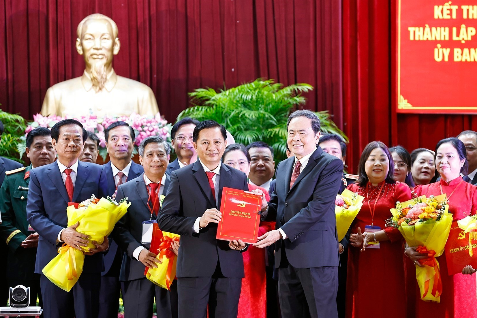 Chủ tịch Quốc hội Trần Thanh Mẫn trao Quyết định của Thủ tướng Chính phủ chỉ định Chủ tịch, Phó Chủ tịch Ủy ban nhân dân thành phố Cần Thơ. (Ảnh: TTXVN) vna-potal-chu-tich-quoc-hoi-du-le-cong-bo-cac-nghi-quyet-quyet-dinh-sap-nhap-don-vi-hanh-chinh-cap-tinh-tai-thanh-pho-can-tho-8122046.jpg