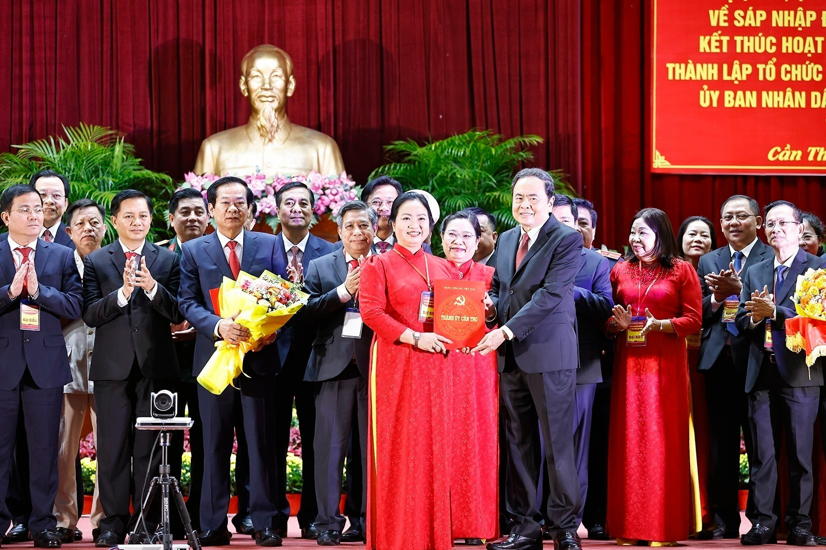 Chủ tịch Quốc hội Trần Thanh Mẫn trao Quyết định của Ban Bí thư chỉ định Ủy ban Kiểm tra Thành ủy, Chủ nhiệm, Phó Chủ nhiệm Ủy ban Kiểm tra Thành ủy Cần Thơ nhiệm kỳ 2020-2025. (Ảnh: TTXVN) vna-potal-chu-tich-quoc-hoi-du-le-cong-bo-cac-nghi-quyet-quyet-dinh-sap-nhap-don-vi-hanh-chinh-cap-tinh-tai-thanh-pho-can-tho-8122056.jpg