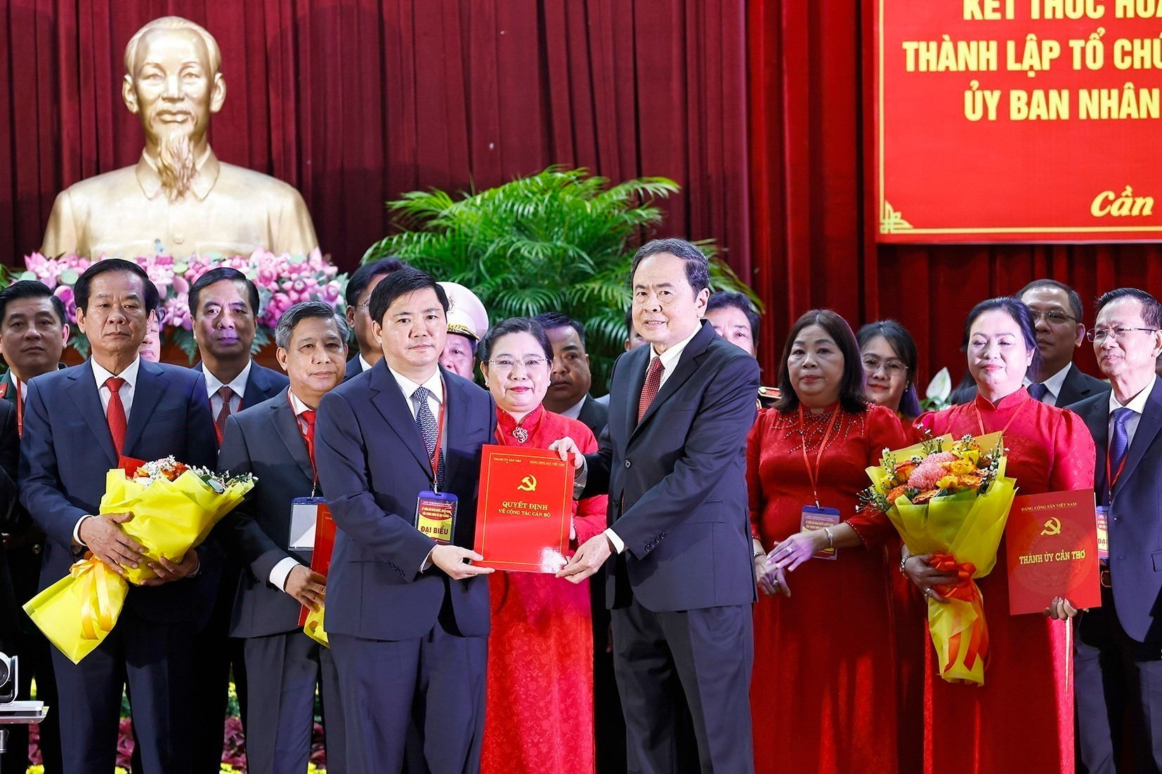 Chủ tịch Quốc hội Trần Thanh Mẫn trao Nghị quyết của Ủy ban Thường vụ Quốc hội chỉ định Trưởng Đoàn, Phó Trưởng Đoàn Đại biểu Quốc hội đơn vị thành phố Cần Thơ. (Ảnh: TTXVN) vna-potal-chu-tich-quoc-hoi-du-le-cong-bo-cac-nghi-quyet-quyet-dinh-sap-nhap-don-vi-hanh-chinh-cap-tinh-tai-thanh-pho-can-tho-8122049.jpg