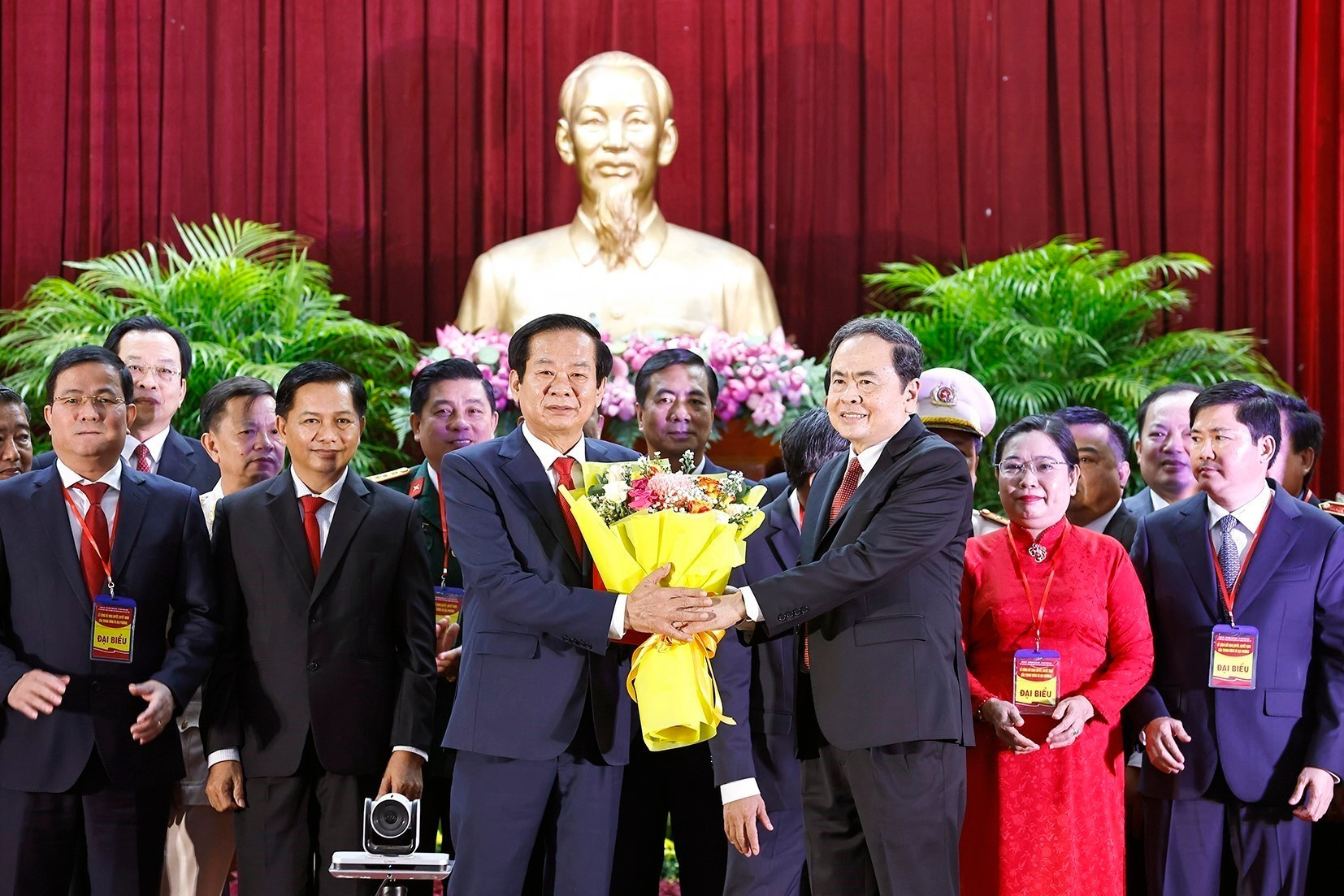 Chủ tịch Quốc hội Trần Thanh Mẫn chúc mừng đồng chí Đỗ Thanh Bình, Ủy viên Trung ương Đảng, Bí thư Thành ủy Cần Thơ. (Ảnh: TTXVN) vna-potal-chu-tich-quoc-hoi-du-le-cong-bo-nghi-quyet-sap-nhap-don-vi-hanh-chinh-cap-tinh-tai-thanh-pho-can-tho-8122015.jpg