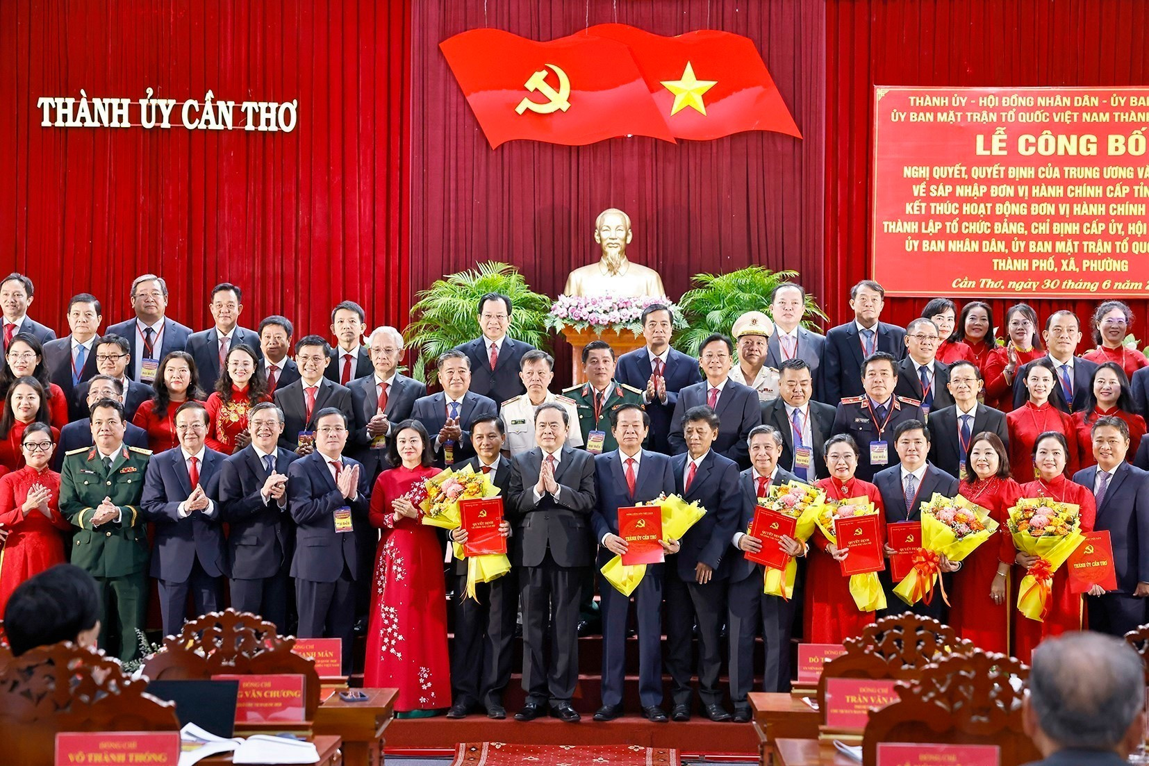Chủ tịch Quốc hội Trần Thanh Mẫn trao các Quyết định của Bộ Chính trị, Ban Bí thư và tặng hoa chúc mừng Ban Chấp hành, Ban Thường vụ, Bí thư, Phó Bí thư Thành ủy Cần Thơ nhiệm kỳ 2020-2025. vna-potal-chu-tich-quoc-hoi-du-le-cong-bo-nghi-quyet-sap-nhap-don-vi-hanh-chinh-cap-tinh-tai-thanh-pho-can-tho-8122000.jpg