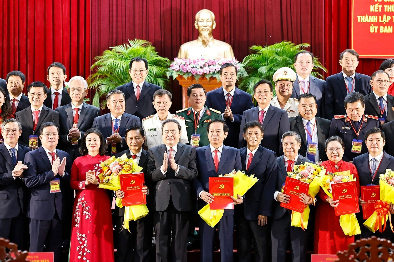 Chủ tịch Quốc hội Trần Thanh Mẫn trao các Quyết định của Bộ Chính trị, Ban Bí thư và tặng hoa chúc mừng Ban Chấp hành, Ban Thường vụ, Bí thư, Phó Bí thư Thành ủy Cần Thơ nhiệm kỳ 2020–2025. (Ảnh: TTXVN) vna-potal-chu-tich-quoc-hoi-du-le-cong-bo-nghi-quyet-sap-nhap-don-vi-hanh-chinh-cap-tinh-tai-thanh-pho-can-tho-8122012.jpg