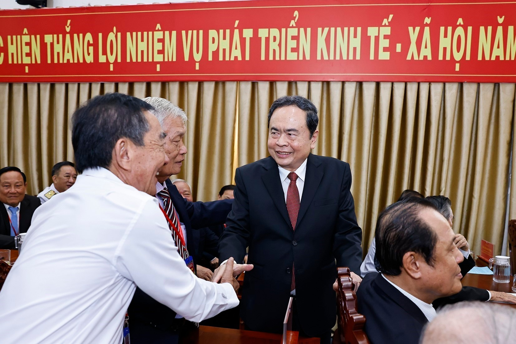 Chủ tịch Quốc hội Trần Thanh Mẫn với đại biểu dự Lễ Công bố Nghị quyết. (Ảnh: TTXVN) vna-potal-chu-tich-quoc-hoi-du-le-cong-bo-nghi-quyet-sap-nhap-don-vi-hanh-chinh-cap-tinh-tai-thanh-pho-can-tho-8121797.jpg