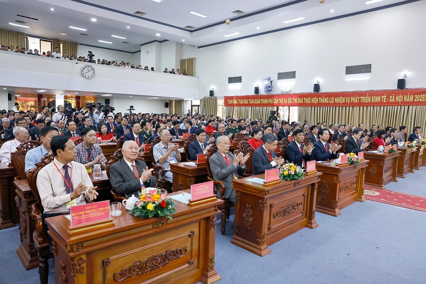 Chủ tịch Quốc hội Trần Thanh Mẫn và đại biểu dự Lễ công bố. (Ảnh: TTXVN) vna-potal-chu-tich-quoc-hoi-du-le-cong-bo-nghi-quyet-sap-nhap-don-vi-hanh-chinh-cap-tinh-tai-thanh-pho-can-tho-8121837.jpg